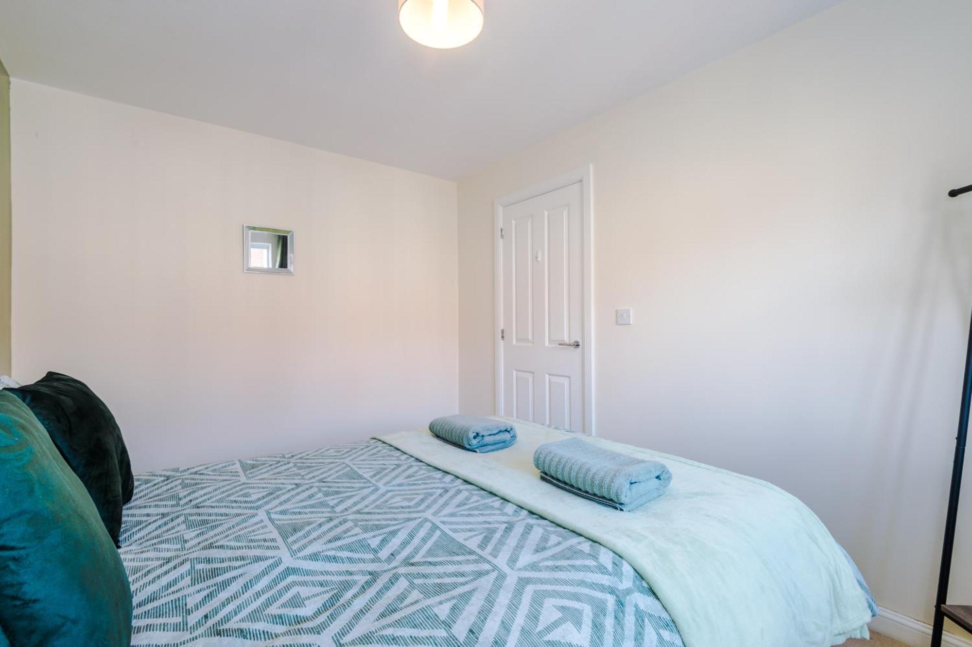 Villa Modern Semi Detached In A Quiet Location, Driveway Parking Ewloe Exterior foto
