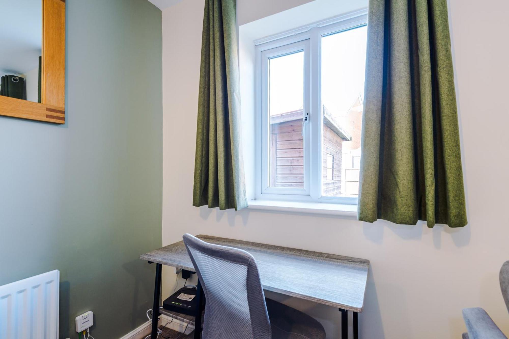 Villa Modern Semi Detached In A Quiet Location, Driveway Parking Ewloe Exterior foto